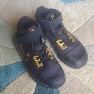 Nike Kids' 13.5 Size Kyrie Flytrap IV Basketball Shoe